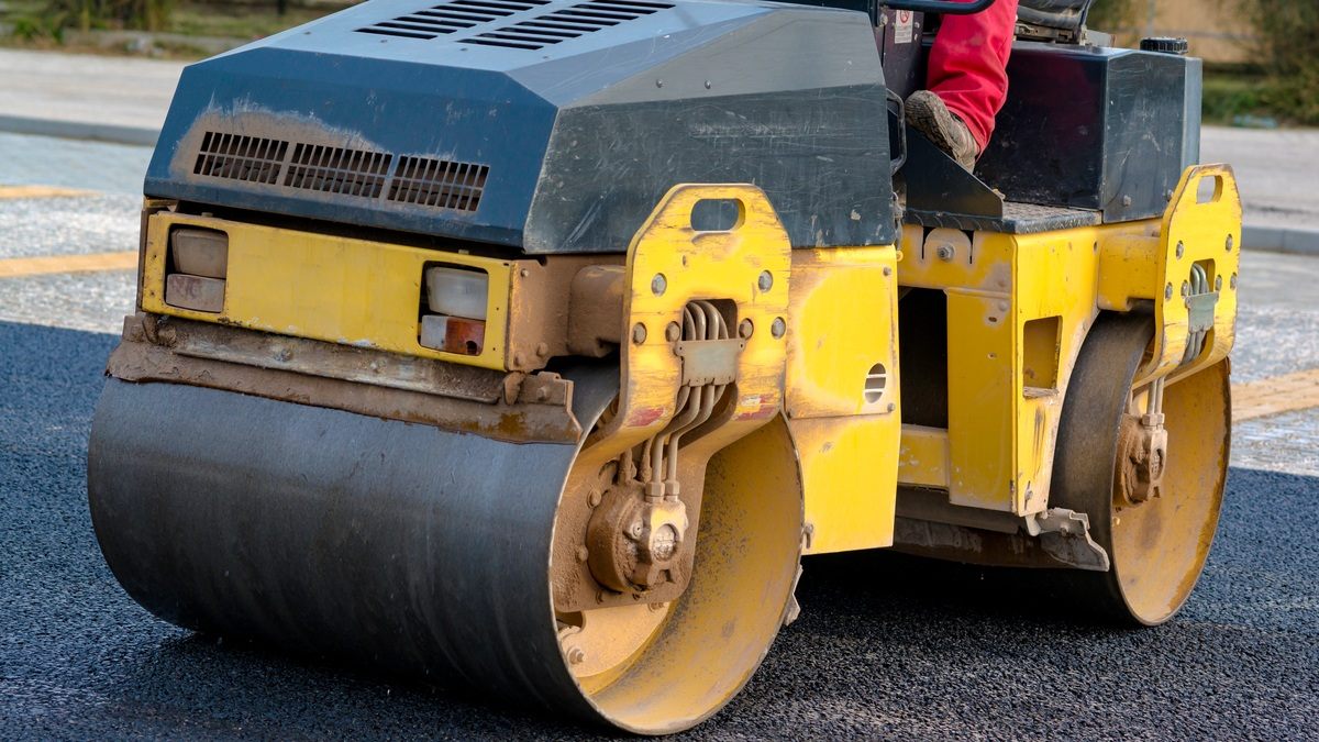 Should You DIY an Asphalt Driveway or Hire a Local Pro?